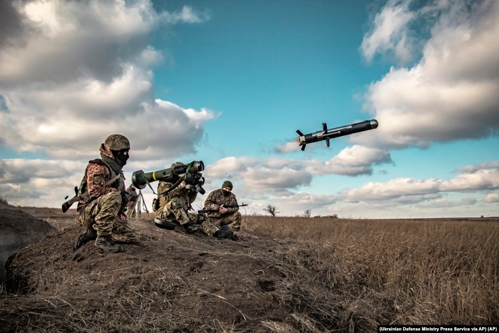 Raketat Javelin Këto raketa fillimisht ishin vlerësuar si armët kryesore kundër armatimit rus, por kostoja prej më shumë se 200.000 dollarësh për një raketë të tillë ka bërë që ato të zëvendësohen me dronët sulmues FPV. Pothuajse gjysma e stoqeve, prej 25.000 raketave Javelin të SHBA-së, janë dërguar në Ukrainë që nga viti 2022. Shumica e paketës së fundit të ndihmës ushtarake të Uashingtonit për Kievin mbetet e paspecifikuar, përfshirë “softuerë, rroba e pajisje individuale, shërbime, trajnime dhe transport”.