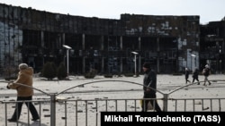 Местные жители у разрушенного торгового центра. Мариуполь, 20 марта 2022 года