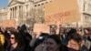 Pedagógusok tüntetnek a kizsákmányolás ellen a Kossuth téren 2022. március 19-én
