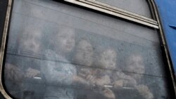 Украински деца се евакуират от родните си градове с влакове.
