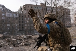 Український військовослужбовець у Маріуполі, 12 березня 2022 року. Фото Мстислава Чернова