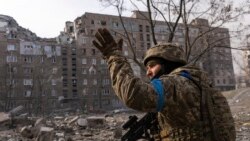Ukrajinski vojnik drži stražu u Mariupolju 12 marta 2022.
