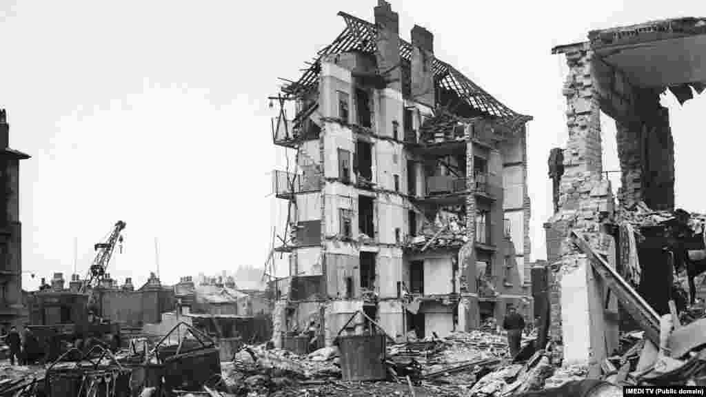 Разрушенные многоквартирные дома &ndash; в Лаймгаусе (Восточный Лондон) в результате обстрела немецкими войсками, и в Киеве &ndash; после обстрела российской армией