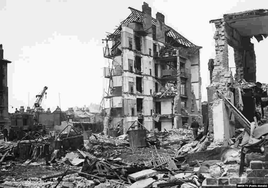 Зруйнований багатоквартирний будинок в Лаймгаусі (Східний Лондон), внаслідок обстрілу . німецькою ракетою V2 (Фау-2). Велика Британія, березень 1945 року
