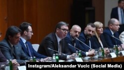 Sastanku sa predsednikom Srbije Aleksandrom Vučićem 22. marta prisustvovao je i potpredsednik Srpske liste Milan Radoičić (desno od Vučića na slici), koji je pod sankcijama Sjedinjenih Američkih Država zbog sumnji da je umešan u organizovani kriminal. 