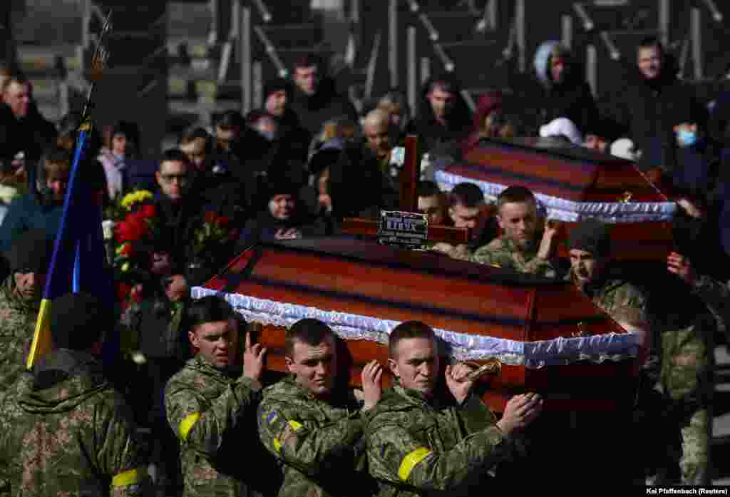 Tarasz Didukot, Dmitro Kabakovot és Andrea Sztefanisint kísérik utolsó útjára a lvivi temetőben március 11-én