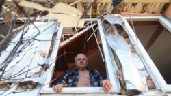 Stanovnik Odese gleda kroz prozor svoje kuće nakon što su predgrađe granatirale ruske snage, 21. mart 2022.