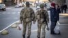 زوج اوکراینی سرباز در حال عبور از خیابانی در پایتخت اوکراین