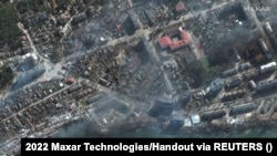 Спутниковый снимок поврежденных и горящих зданий в Ирпене, 21 марта 2022 года 