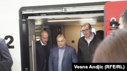 Premijer Mađarske Viktor Orban (u sredini) sa predsednikom Srbije Aleksandrom Vučićem, izlazi iz brzog voza kojim su se dovezli u Novi Sad, 19. marta 2022.