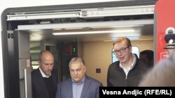 Premijer Mađarske Viktor Orban (u sredini) sa predsednikom Srbije Aleksandrom Vučićem, izlazi iz brzog voza kojim su se dovezli u Novi Sad, u subotu 19. marta. 