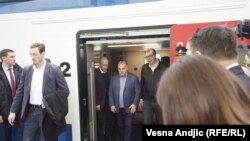 Viktor Orban, premijer Mađarske, i Aleksandar Vučić, predsednik Srbije, izlaze iz voza na liniji Beograd-Novi Sad. Susret je organizovan 19. marta 2022. nakon što je okončana rekonstrukcija ovog dela pruge između Budimpešte i Beograda.