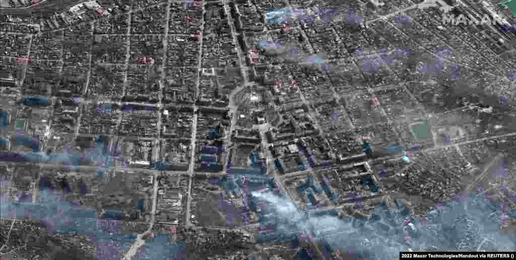 A műholdkép közepén látható a mariupoli színház, amelyet március 16-án bombáztak le, annak ellenére hogy több száz civil használta óvóhelyként