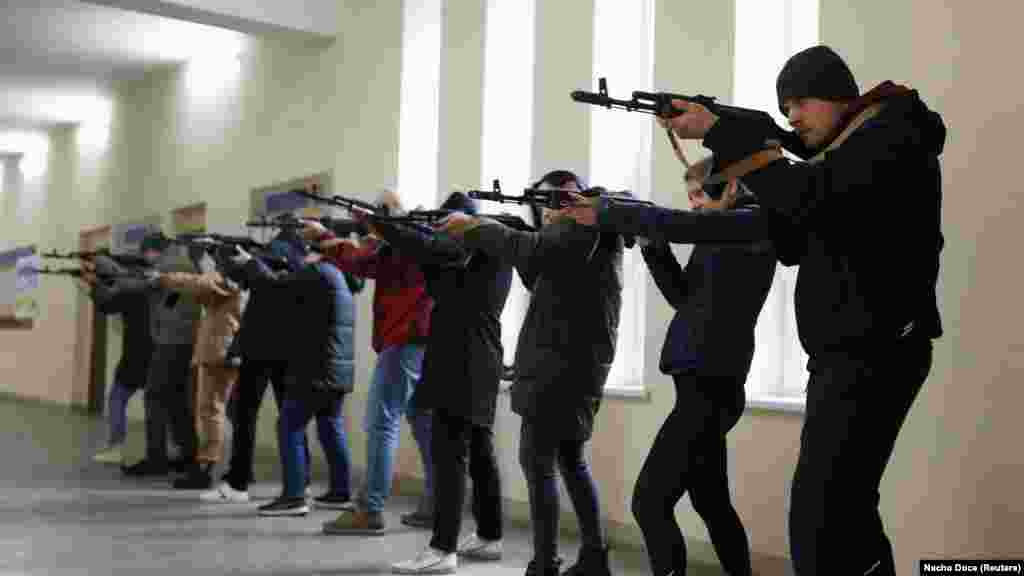 Ukraine -- a guns training session