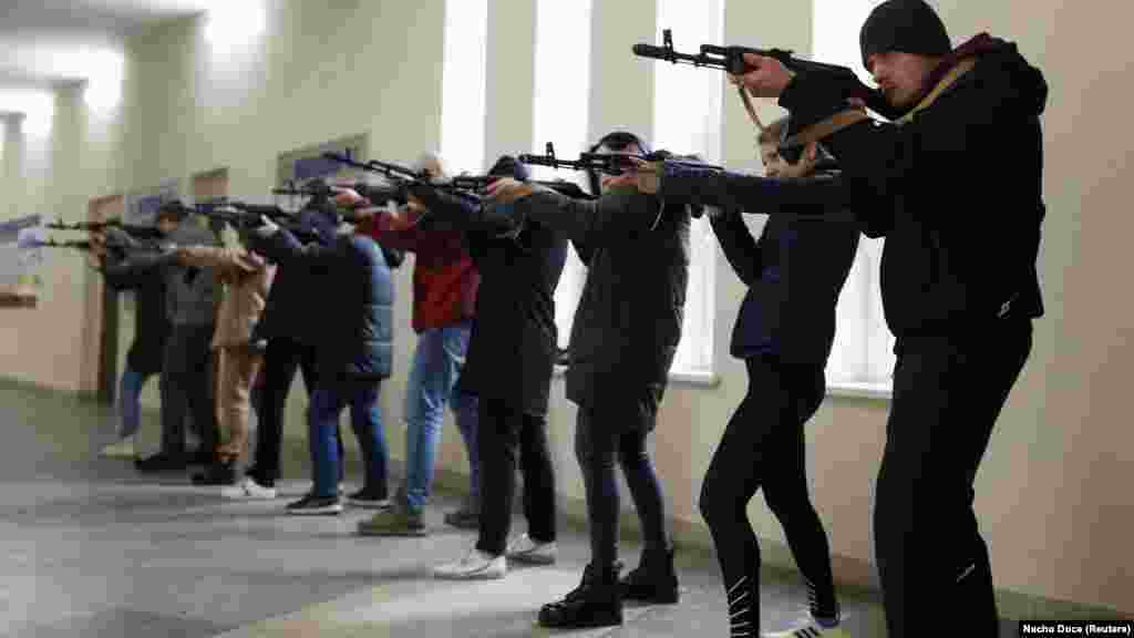 Ukraine -- a guns training session