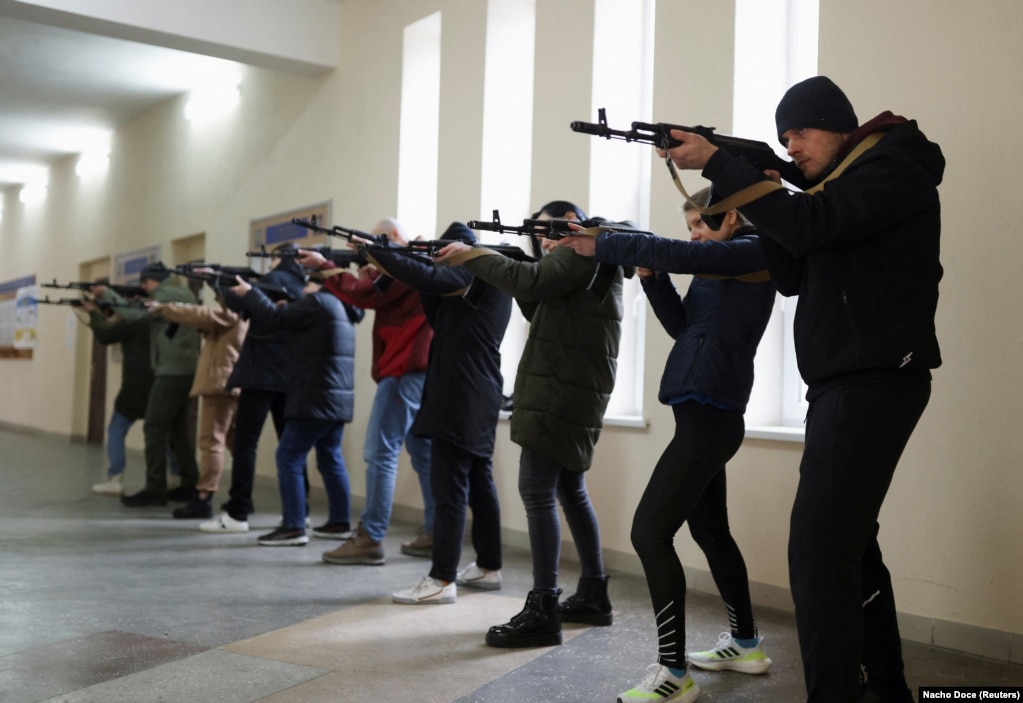 Цивільні, які вирішили вступити до територіальної оборони під час навчання в Одесі. Україна, 18 березня 2022 року