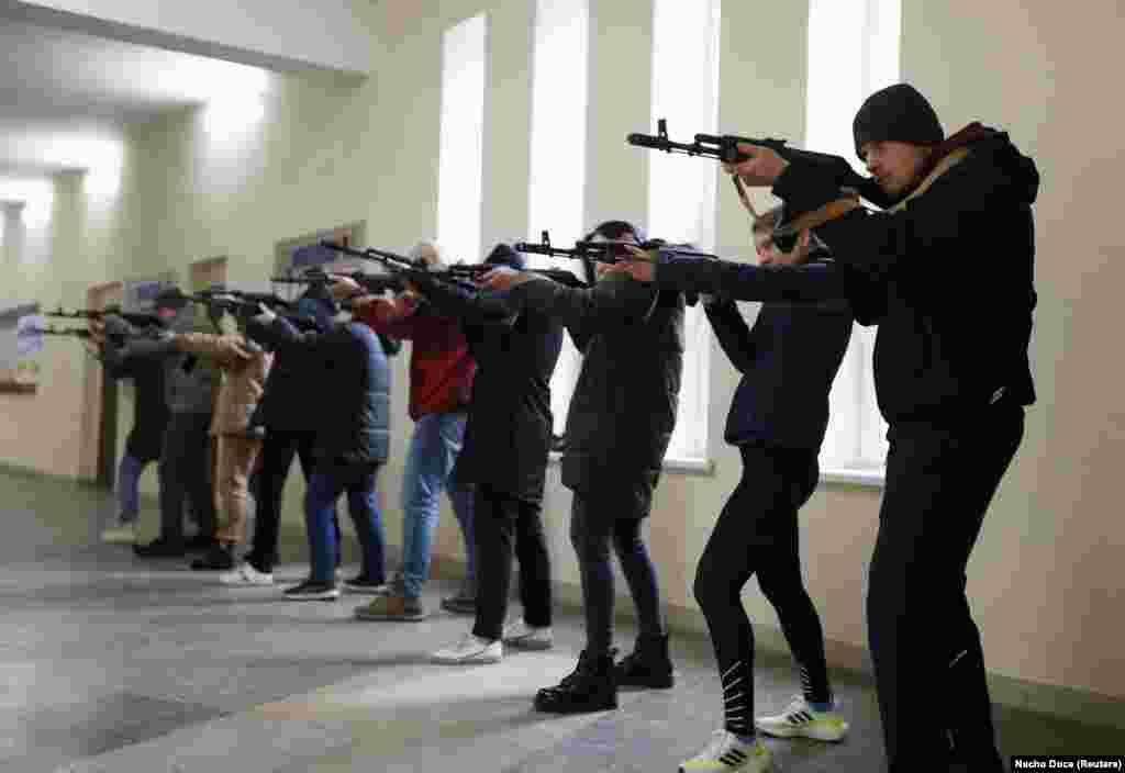 Civili surprinși în timpul unor antrenamente, în Odesa. Aceștia s-au oferit să se alăture în mod voluntar Forțelor de Apărare Teritorială din Ucraina (18 martie).&nbsp;