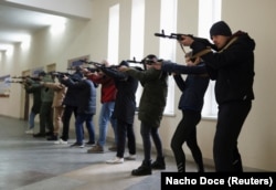 Тренинг бойцов территориальной обороны Украины в Одессе. Крайний справа – Максим Евтушенко, который до введения военного положения в Украине работал маркетологом