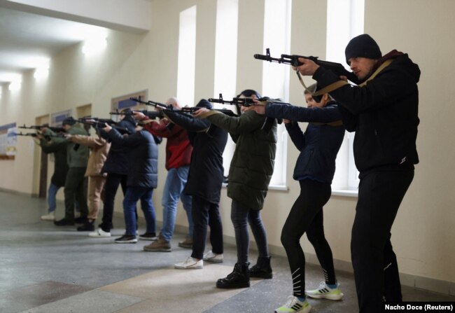 Тренинг бойцов территориальной обороны Украины в Одессе. Крайний справа – Максим Евтушенко, который до введения военного положения в Украине работал маркетологом