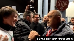 Бойко Борисов излиза от Главната дирекция "Национална полиция"