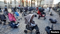 Пустые коляски в память об убитых украинских детях. Львов