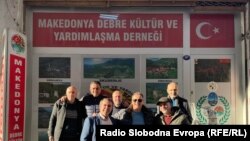 Македонска делегација пред македонскиот клуб во Измир