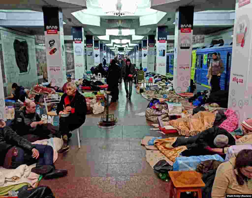 Люди прячутся от обстрелов в харьковском метро. 10 марта 2022 года&nbsp;