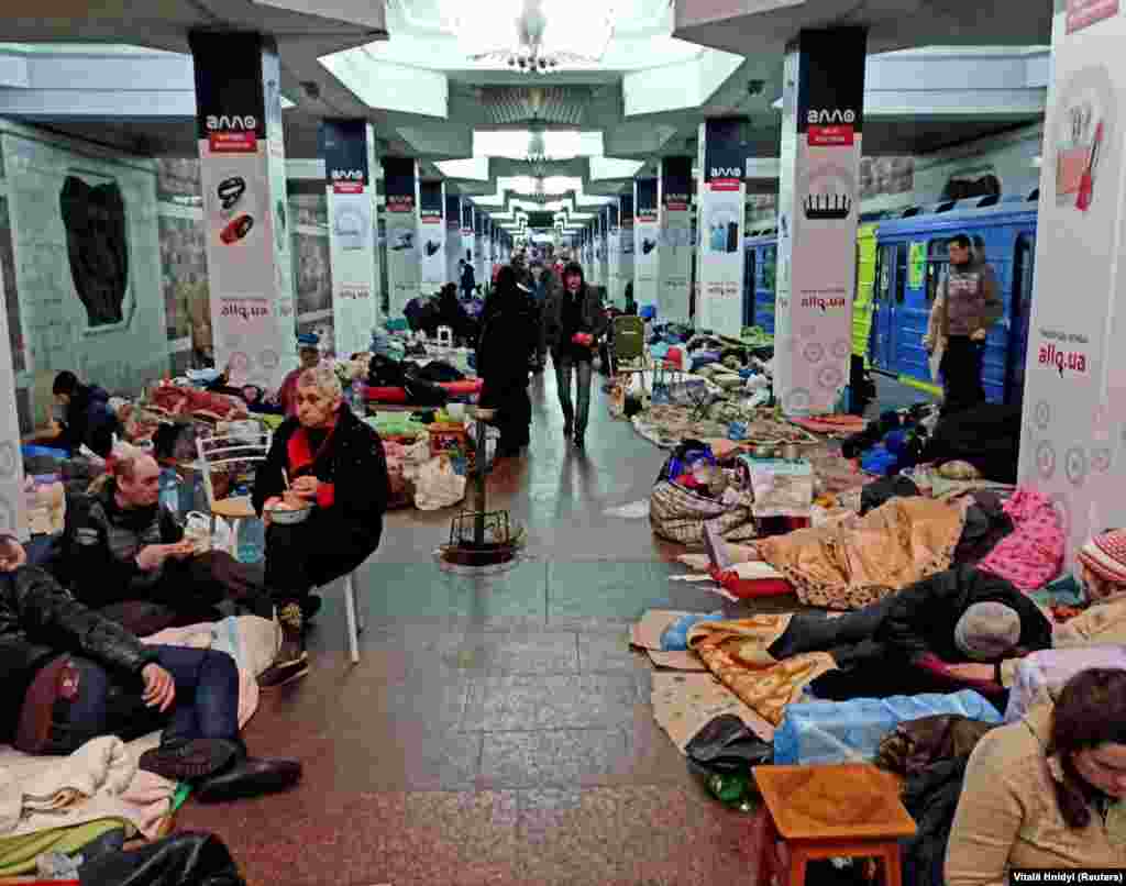 Oameni adăpostindu-se de bombardamente într-o stație de metrou din Harkov (10 martie).&nbsp;