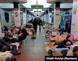 Харків'яни переховуються у метро під час російських бомбардувань та обстрілів міста. Харків, Україна. 10 березня 2022 року