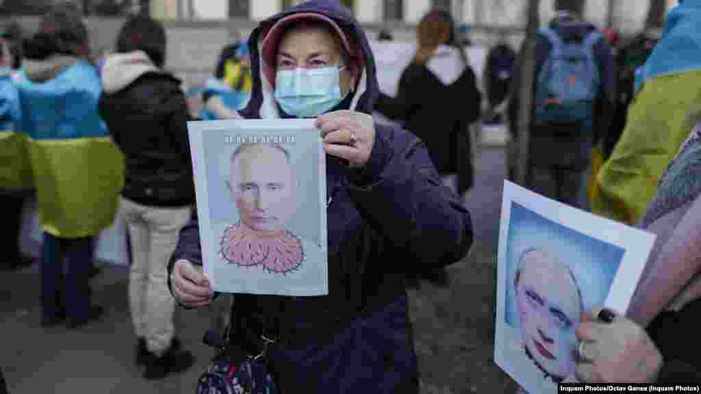 Mulți dintre protestatarii de la București aveau pancarte anti Putin.&nbsp;