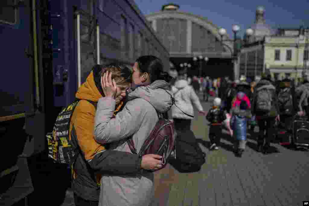 A lvivi vasútállomáson öleli át egy nő a fiát, akinek sikerült elmenekülnie az orosz csapatok által elfoglalt Mariupolból március 20-án