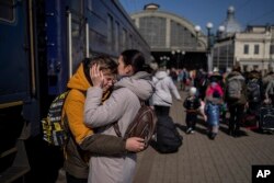 ایستگاه‌های قطار در اوکراین صحنه جدایی خانواده‌هاست