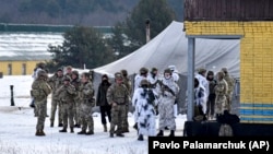 Припадници на украинската војска тренираат со инструктори на американската армија во близина на Лвов на 4 февруари.