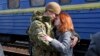 Par se grli na željezničkoj stanici u Kramatorsku, u istočnoj Ukrajini prije nego što se žena ukrcala u vagon koji kreće za zapadnu Ukrajinu, 27. februara 2022.