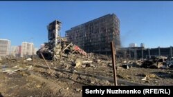 Pamje të ndërtesave të shkatërruara në Kiev. Fotografi nga arkivi.