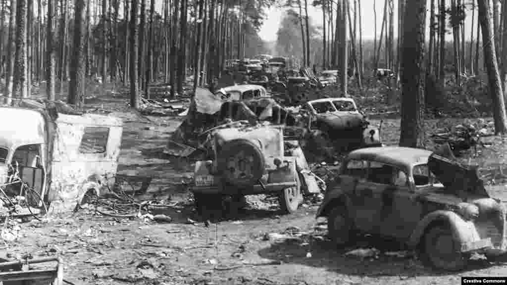Разбита автоколонна возле Гальбе в Германии в апреле 1945 года и&nbsp;разбита российская военная техника в Буче под Киевом 1 марта 2022 года