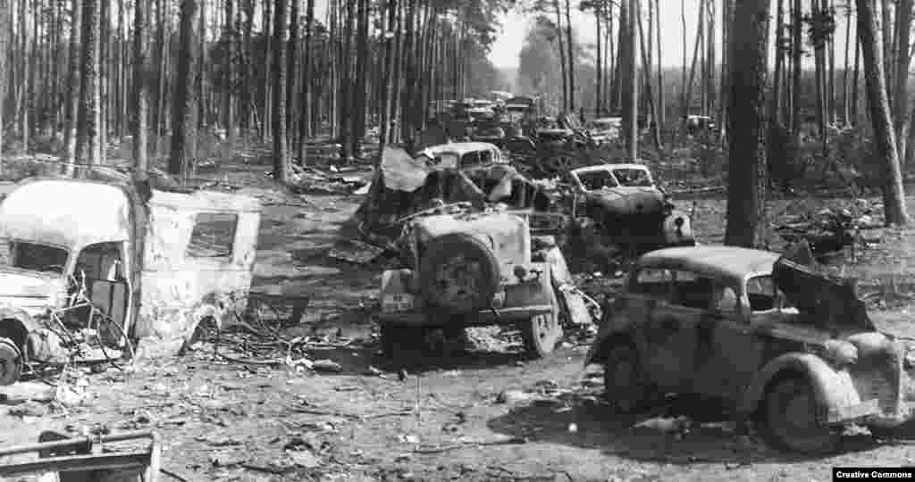 Epava unui convoi german, în timpul bătăliilor de la Halbe, Germania (aprilie 1945).&nbsp;