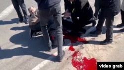 Російські військові поранили чоловіка під час мирного протесту за Україну у Херсоні, 21 березня 2022 року