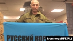 Крымчанин Вельдар Шукурджиев с украинским флагом в составе Территориальной обороны Киева