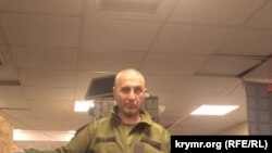 Qırımlı Veldar Şukurciyev Kyiv Territorial mudafaası erkânında Ukraina bayrağını tuta