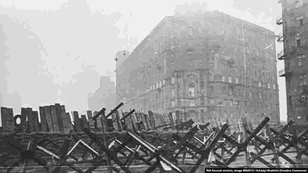 Противотанковые ежи&nbsp;на улицах Москвы во время наступления гитлеровцев в 1941 году и в центре Киева в 2022 году