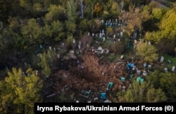 Un cimitir avariat de o bombă la Bahmut în octombrie.