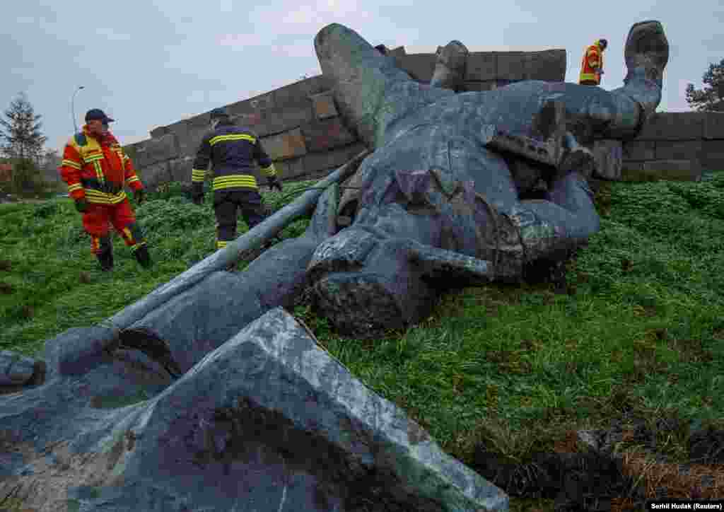 Workers inspect a dismantled statue dedicated to Soviet liberators in Uzhhorod, Ukraine, following a decision by local authorities to remove such monuments.&nbsp;