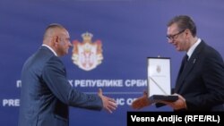Presidenti serb, Aleksandar Vuçiq, duke i dhënë medalje ish-drejtorit të Policisë për rajonin e veriut, Nenad Gjuriq më 9 nëntor 2022.
