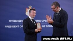 Aleksandar Vučić, predsednik Srbije, u Beogradu dodeljuje priznanje Aleksandru Filipoviću, nekadašnjeg šefa operative u policiji Kosova, nekoliko dana nakon što su sprski policajci novembra prošle godine podneli ostavke. 