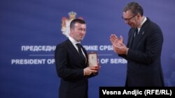 Presidenti i Serbisë, Aleksandar Vuçiq, i ndau medalje Aleksandar Filipoviqit nga veriu i Kosovës, që refuzoi të zbatonte vendimin e Qeverisë së Kosovës për riregjistrimin e targave të veturave.