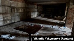 Podrum zgrade za koji ukrajinske vlasti smatraju da je bio improvizovani zatvor i soba za mučenje tokom ruske invazije na selo Kozača Lopan, u oblasti Harkiv, Ukrajina, septembar 2022.