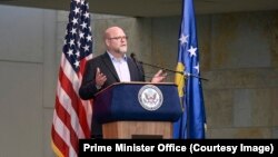 Ambasadori amerikan në Kosovë, Jeffrey Hovenier gjatë fjalimit të tij në kremtimin e 246-vjetorit të pavarësisë së SHBA-së. 1 korrik 2022.