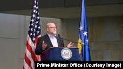 Ambasadori amerikan në Kosovë, Jeffrey Hovenier gjatë fjalimit të tij në kremtimin e 246-vjetorit të pavarësisë së SHBA-së. 1 korrik 2022. 