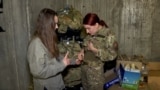 Vullnetaret ukrainase qepin uniforma për ushtaret shtatzëna